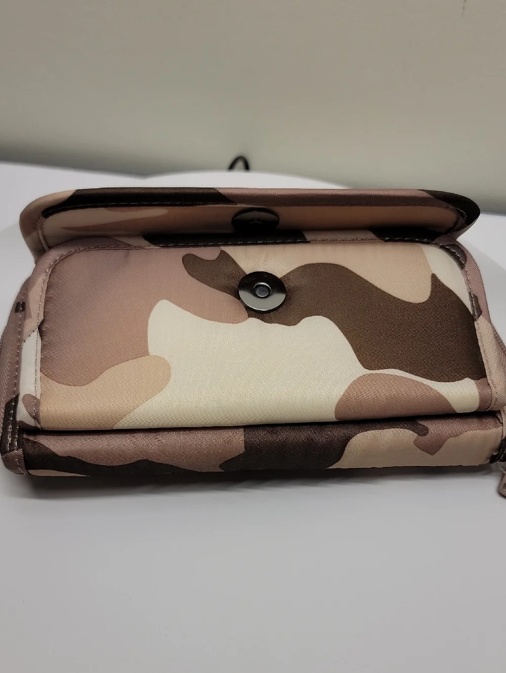 LUG KICKFLIP CONVERTIBLE RFID WALLET CROSSBODY BAG IN LIGHT CAMO